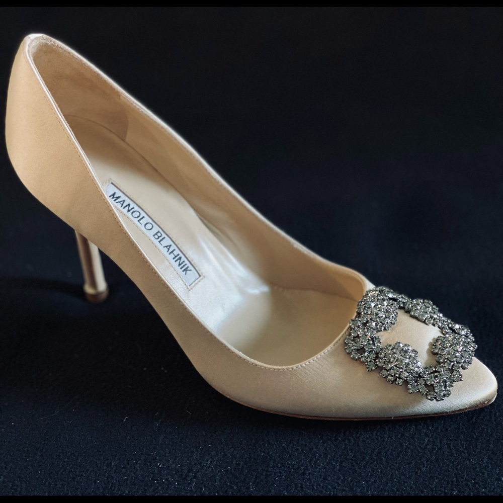 MANOLO BLAHNIK HANGISI 90 LIGHT BEIGE SATIN PUMPS